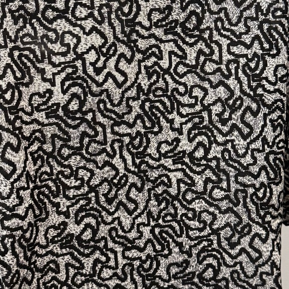 Stretchy Black & White patterned Ruffle Blouse Size M - Picture 7 of 7